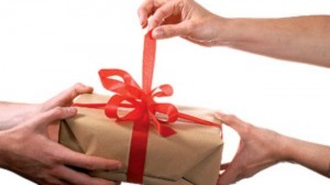 Quy định mới nhất về hạch toán hàng cho biếu tặng, trả thay lương