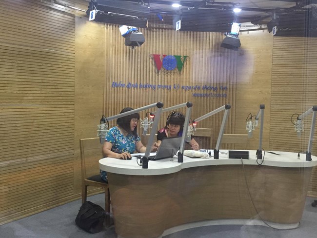 Bà Bùi Thị Lệ Phương trả lời tư vấn thuế trên kênh VOV1